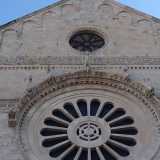 La fascia che sovrasta il rosone della Cattedrale di San Sabino � abbellita da arabeschi tipicamente orientali